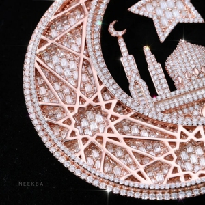 จี้รูปพระจันทร์เสี้ยวประดับมอสซาไนต์ทรงบาแกตต์ในตัวเรือนเงินแท้ 925 พร้อมจี้รูปมัสยิดประดับมอสซาไนต์และรูปดาว สามารถใส่รูปภาพแบบกำหนดเองด้านหลังได้ - Product Image 4