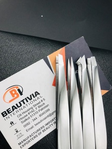 Pinzas de depilación de cejas cuadradas puntiagudas inclinadas de acero sostenible de calidad profesional al por mayor acabado pulido Beautivia - Product Image 4