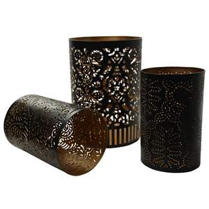 Portavelas contemporáneos de metal con acabados pulidos, que ofrecen una luz de vela suave y refina la decoración. - Product Image 5