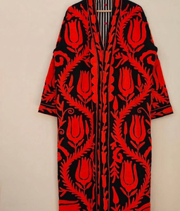 Veste kimono longue en velours noir brodée à la main de style Suzani indien, motif floral rouge tulipe vintage pour femme, vente en gros - Product Image 3