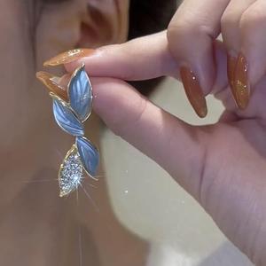 Boucles d'oreilles en feuille plaquées or rose avec accents de perles et cristaux, unisexes, certifiées IGI, bijoux de luxe pour anniversaire, fiançailles, usage quotidien - Product Image 4