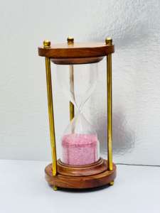 Minuteur à sable en bois fait main de 8 pouces avec sable rose |   Décoration de table rustique avec motif croix d'ange pour Noël et anniversaires - Uttarakhand - Product Image 2