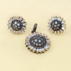 Parure de bijoux de mariée tendance en laiton plaqué or avec pendentif et boucles d'oreilles clous sertis de pierres précieuses taille princesse, certifiée IGI, pour cocktail - Product Image 3