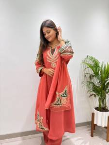 Conjunto de diseñador con diseño de codificación de patrones y bordado, top de Mul Chanderi con pantalón Plazzo y Dupatta, completamente cosido y listo para usar. - Product Image 4