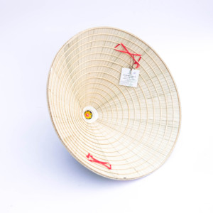 Sombrero Cónico Artístico – Forma Clásica Puntiaguda, Patrones Pintados a Mano con Motivos de Vietnam, Ricos en Bordados Tradicionales - Product Image 4