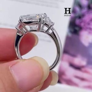 Anillo de Compromiso de Lujo con Diamante Cultivado en Laboratorio, Corte Asscher, Oro Blanco de 14K, Anillo de Tres Piedras con Diamantes Laterales Trapezoidales, Anillo de Boda - Product Image 6