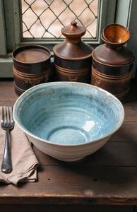 Bol de service en céramique chic, intérieur émaillé bleu ciel, extérieur texturé, forme ronde profonde, design durable et sûr pour la cuisine - Product Image 4