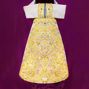 La nouvelle jupe pour Notre-Dame de l'Amour et de l'Espoir a été présentée lors d'un événement qui a commencé à 19h00. Jupe brodée à la main, costumes de cérémonie. - Product Image 1