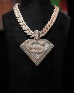 Colgante de Plata 925 con Logotipo Personalizado, Estilo Hip Hop, Superhéroe, con Incrustaciones de Moissanita VVS, para Hombre - Product Image 1