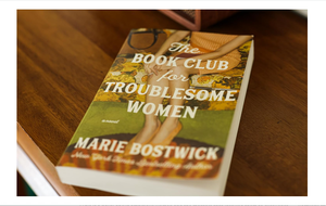El Club de Lectura para Mujeres Problemáticas: Una Novela de Marie Bostwick, Tapa Blanda (Suministro al por Mayor) - Product Image 2