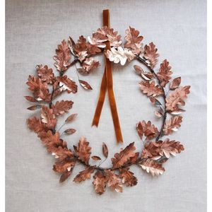 Guirnalda de Pared de Hojas de Roble Metálicas Hechas a Mano con Cinta de Terciopelo, Decoración Rústica de Otoño, Acabado en Cobre de Lujo, Adorno Colgante para el Hogar - Product Image 1