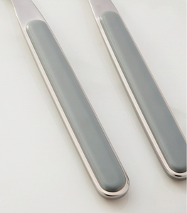 Ensemble de couverts élégants en argent avec manche en résine grise, vaisselle élégante pour les dîners modernes, les mariages, les restaurants et l'usage domestique - Product Image 3