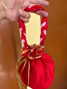 กระเป๋าผ้าสีแดงสวยหรูหูถักแบบเชือกทอง ปิดด้วยเชือกผูกแบบดั้งเดิม ของขวัญงานแต่งงานแบบอินเดีย กระเป๋าถือสำหรับผู้หญิง - Product Image 3