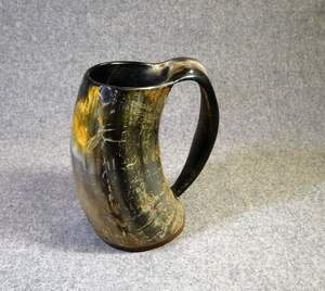 Chopes en corne de style traditionnel, idéales pour servir de la bière, créant une ambiance authentique pour les invités et les visiteurs. - Product Image 1