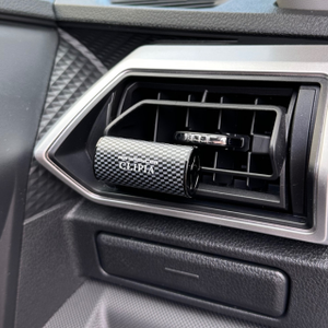 Diffuseur d'air rechargeable pour voiture CLIPIA - Pomme verte fraîche Q-71 (Motif en fibre de carbone à carreaux argentés et noirs) - Product Image 4