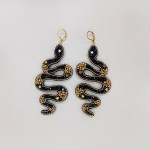 Nouvelles boucles d'oreilles élégantes faites à la main en coton avec broderie de perles en forme de rose, légères, de forme ovale, mignonnes et fantaisie, par MD HANDICRAFTS - Product Image 5