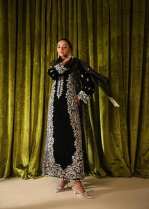 Ensemble de vêtements pakistanais élégants et festifs pour femmes, comprenant une kurta, un pantalon et un dupatta brodés. - Product Image 1