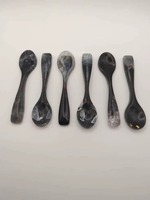Ensemble de couverts décoratifs en résine faits à la main avec un motif fluide unique, manches longues, pour cuisine, maison, restaurant et événements.
