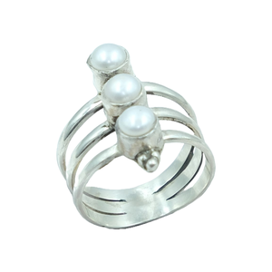 Anillo de Plata de Ley 925 Hecho a Mano con Tres Perlas, Anillo Minimalista con Perlas, Estilo Vintage para Mujer, Joyería de Perlas de Agua Dulce, Regalo - Product Image 1
