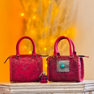 Bolsa de Lona 100% Cuero Genuino con una Piedra Turquesa Incrustada en el Centro, Tallado Floral Hecho a Mano, Bolsa de Lona Rosa - Product Image 6