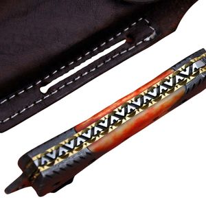 Couteau de chasse artisanal à lame fixe motif Damas, manche en bois naturel et étui en cuir pour le camping, la randonnée et les activités de plein air - Product Image 4