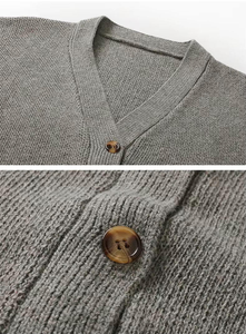 Cárdigan de Punto Beige Personalizado con Logotipo Bordado, Estilo Universitario, Ropa Urbana para Hombre, Chaqueta Varsity con Letras - Product Image 5