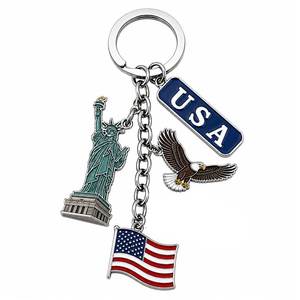 Porte-clés en métal personnalisé souvenirs touristiques des États-Unis avec breloques en émail souple pour boutique de cadeaux de voyage aux États-Unis - Product Image 1