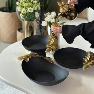 Bols à chocolat en métal noir mat luxueux, ornés d'accents en feuille d'or sculptée exquise, créant une touche audacieuse et moderne. - Product Image 3