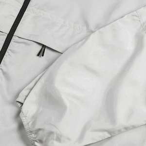 เสื้อแจ็คเก็ตกันลมแบบมีฮู้ดน้ำหนักเบาสำหรับกิจกรรมกลางแจ้ง NESTA SPORTS พร้อมโลโก้สั่งทำพิเศษ กันน้ำได้ เหมาะสำหรับการเดินป่าและเล่นกีฬา (Unisex) - Product Image 4