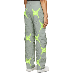 Pantalon de sport gris pour homme personnalisé avec bandes latérales vert néon, taille élastique, séchage rapide, coupe ajustée légère, idéal pour l'été - Product Image 2