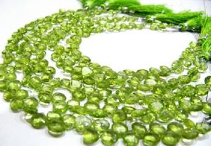 Perles de péridot naturel facettées en forme de cœur, vertes, 5-6 mm - Product Image 4