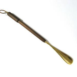 Cuchara para zapatos de latón natural con superficie lisa, herramienta para calzado diseñada para un uso cómodo y sin esfuerzo. - Product Image 1