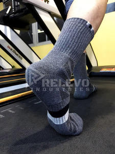 Chaussettes de sport personnalisées pour hommes avec logo personnalisé, antidérapantes, écologiques, respirantes, pour l'entraînement au football et au basketball - Product Image 5