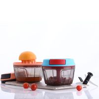 Innovatieve Chop N' Juicy 2-in-1 handmatige, heavy-duty voedselhakker en citruspers met roestvrijstalen messen en voedselveilige kunststof onderdelen.