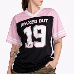 Venta al por mayor OEM: Camiseta de fútbol americano para mujer, rosa y negra, de malla, cuello en V, estilo oversize, con logo personalizado, marca privada OEM, al por mayor, EE. UU. - Product Image 5