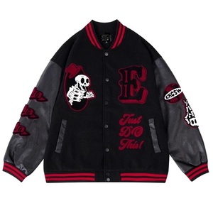 Veste universitaire noire pour homme avec broderie de crâne rouge, style streetwear, col rabattu, coupe classique, pour l'automne - Product Image 1