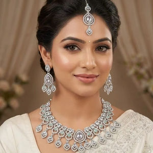 Conjunto de Collar Gargantilla Plateado con Perlas y Pendientes Maang Tikka, Hecho a Mano, de Alta Calidad, Última Moda para Bodas y Fiestas - Product Image 1