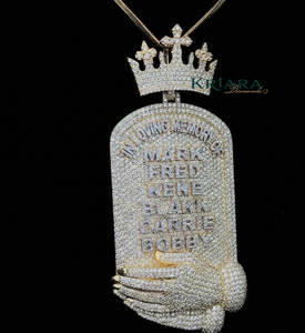 Colgante Conmemorativo de Moissanita Chapado en Oro de 18K con Diseño de Corona y Manos para Hombre, Estilo Hiphop - Product Image 1
