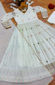 ชุดเดรส Anarkali พร้อมกางเกงและผ้าคลุมไหล่ ผ้าจอร์เจตต์ลายดอกไม้ประดับด้วยงานปักดิ้นทองแบบหนัก งานปักเลื่อม สำหรับส่งออกจำนวนมาก - Product Image 5