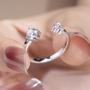 Bague de fiançailles en or blanc avec diamant rond taille brillant, style classique pour femme, couleur G, pierre naturelle - Product Image 3