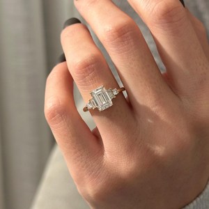 Bague de fiançailles à cinq pierres en diamant de laboratoire taille émeraude de 2,5 carats E VVS2, bague d'anniversaire à cinq pierres CVD, certifiée IGI - Product Image 2