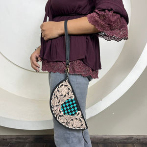 Bolso de Mano de Media Luna de Cuero Hecho a Mano con Acento Turquesa a Cuadros Diseño Floral Occidental Monedero Tarjeta y Monedero - Product Image 4