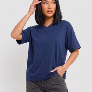 T-shirt oversize pour femme à col en V, couleur unie, épaules tombantes, séchage rapide, en jersey - Product Image 1