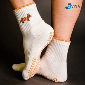 Chaussettes de Pilates personnalisées avec motif brodé Teckel Citrouille pour femmes, usage quotidien pour Halloween, pour les amoureux des chiens et des animaux de compagnie - Product Image 3