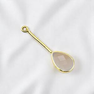 Dijes facetados de calcedonia gris en forma de pera de 28x9 mm |   Dijes con Bisel Chapado en Oro para Pendientes DIY - Product Image 1