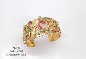 Pulsera Kundan Kada 12533, Bañada en Oro, Diseño Floral, Brazalete Abierto con Piedras Verdes y Rosas, Joyería de Latón para Bodas, para Mujer - Product Image 2