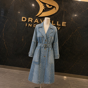 Manteau trench en jean patchwork rétro unisexe bleu vintage léger long style grunge streetwear - Product Image 1