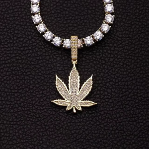 Pendentif Feuille de Cannabis Hip Hop en Argent 925, entièrement serti de Moissanite VVS, Collier Feuille de Cannabis, Cadeaux pour les amateurs de cannabis - Product Image 4