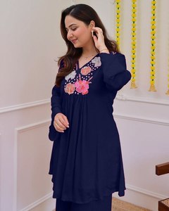 La temporada festiva requiere atuendos que brillen con la misma luminosidad que las celebraciones. Con este conjunto festivo de georgette puro, ¡estás listo para la fiesta! - Product Image 3