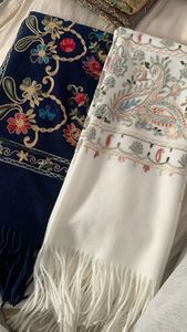Hellblauer Seidenschal mit Blumenstickerei im Spanischen Stil, Weißer Fransen-Quastenschal, Dreieckiger Wickelschal für Frauen, Traditioneller Flamenco-Überwurf - Product Image 4